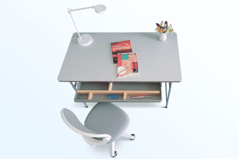 Kinderschreibtisch PREMIUM im Set mit Stuhl TADO / SALTO Kindermöbel München / inspiriert von Eiermann-Tisch / Freisteller