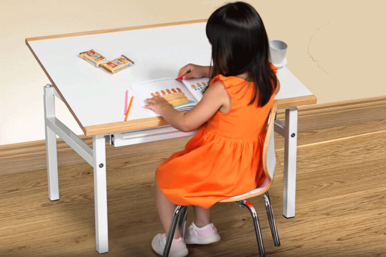 mitwachsender Kinderschreibtisch KUBIKO / SALTO Kindermöbel München