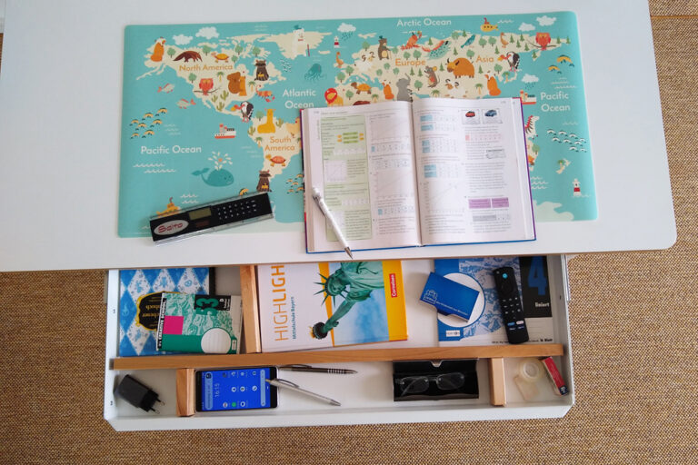 Kinderschreibtisch KINTO Premium im Set mit Stuhl TADO / SALTO Kindermöbel München / inspiriert von Eiermann-Tisch