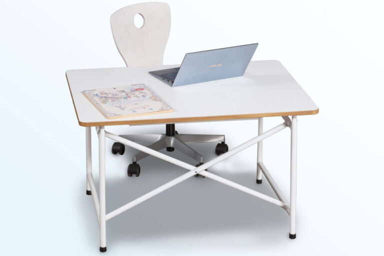 mitwachsender Kinderschreibtisch KINTO / SALTO Kindermöbel München