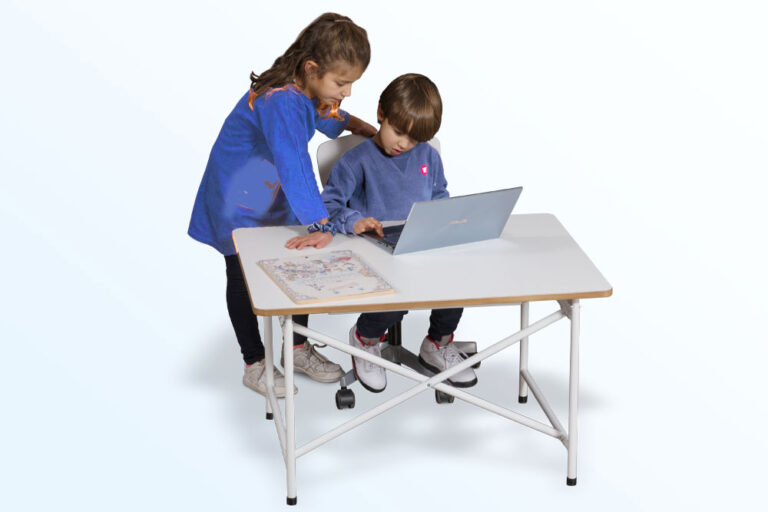 mitwachsender Kinderschreibtisch KINTO / SALTO Kindermöbel München