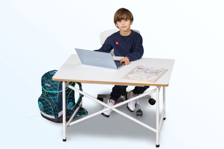 mitwachsender Kinderschreibtisch KINTO / SALTO Kindermöbel München