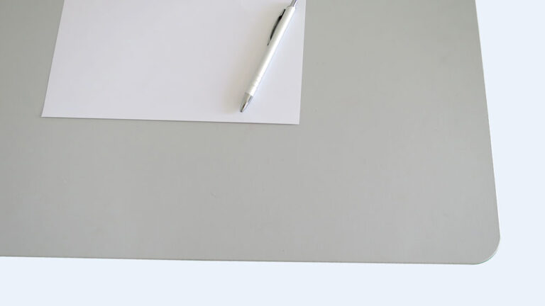 Kinderschreibtisch KINTO PREMIUM / SALTO Kindermöbel München / inspiriert von Eiermann-Tisch / Detail