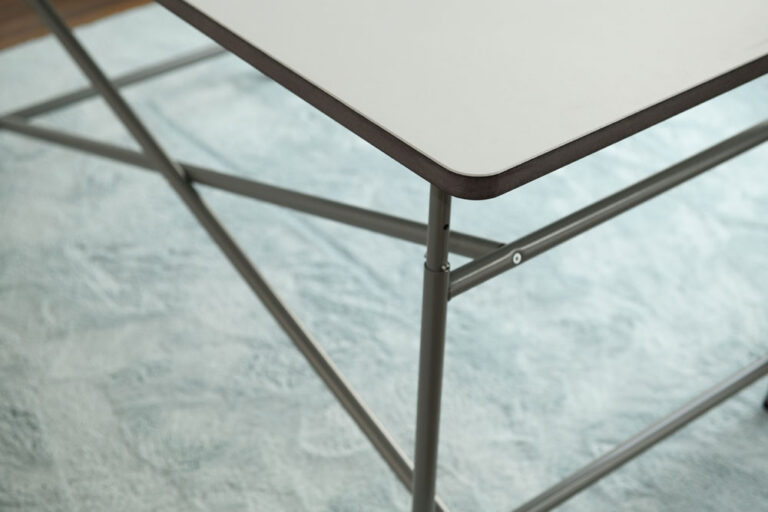 Kinderschreibtisch KINTO PREMIUM / SALTO Kindermöbel München / inspiriert von Eiermann-Tisch / Detail