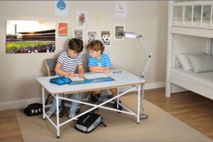 höhenverstellbarer Kinderschreibtisch KINTO-XL / SALTO Kindermöbel München / Eiermann-Tisch