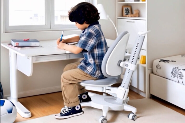 ergonomischer, höhenverstellbarer Kinderdrehstuhl SINO / SALTO Kindermöbel München / Moll