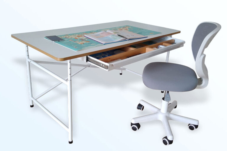 mitwachsender Kinderschreibtisch KINTO / SALTO Kindermöbel München / Eiermann-Tisch