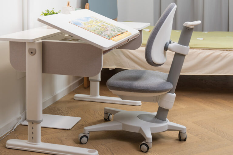 Höhenverstellbarer Kinderschreibtisch SINO und ergonomischer, höhenverstellbarer Kinderdrehstuhl SINO grau / SALTO Kindermöbel München / Moll