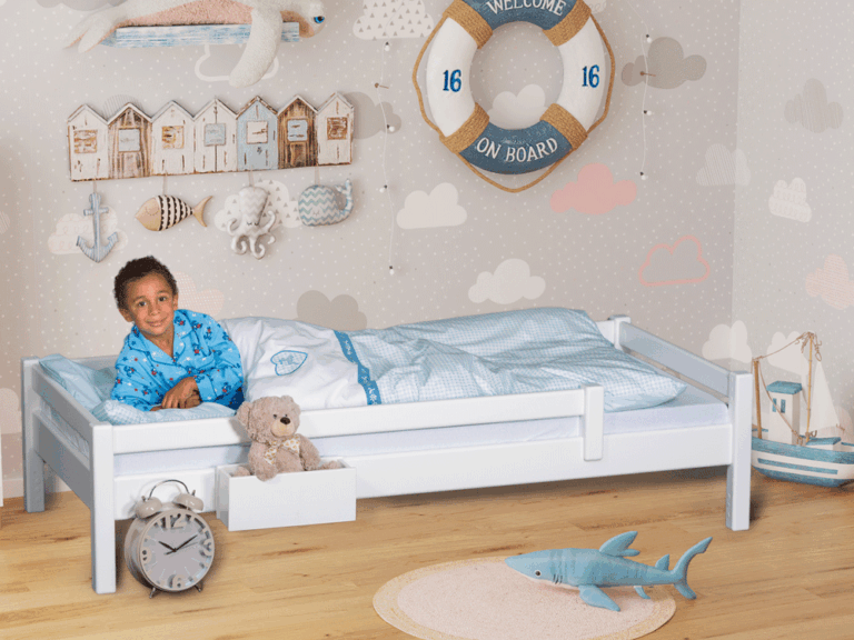 Kinderbett PICCO-180 mit Rausfallschutz aufgebaut / SALTO Kindermöbel München